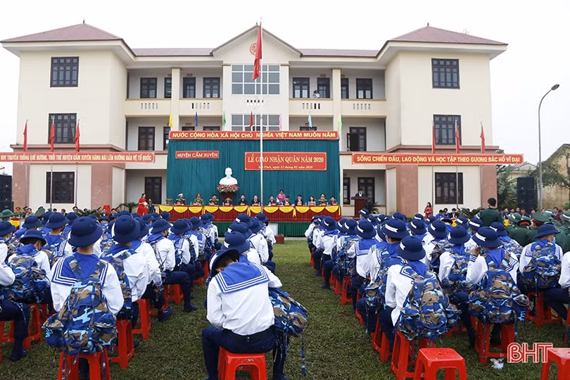 Lãnh đạo Hà Tĩnh chung vui ngày hội tòng quân với tân binh