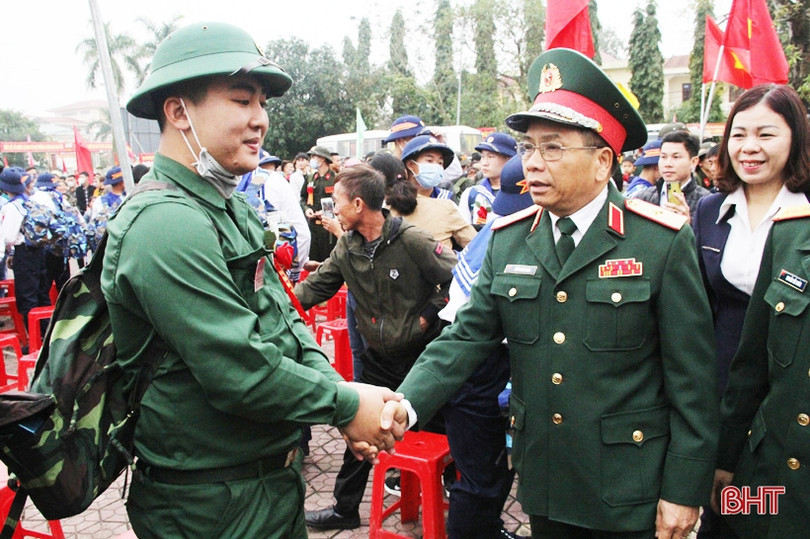 Lãnh đạo Hà Tĩnh chung vui ngày hội tòng quân với tân binh ảnh 39 Lãnh đạo Hà Tĩnh chung vui ngày hội tòng quân với tân binh