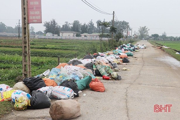 Rác chất thành “núi”, bừa bãi khắp các tuyến đường ở Thạch Liên