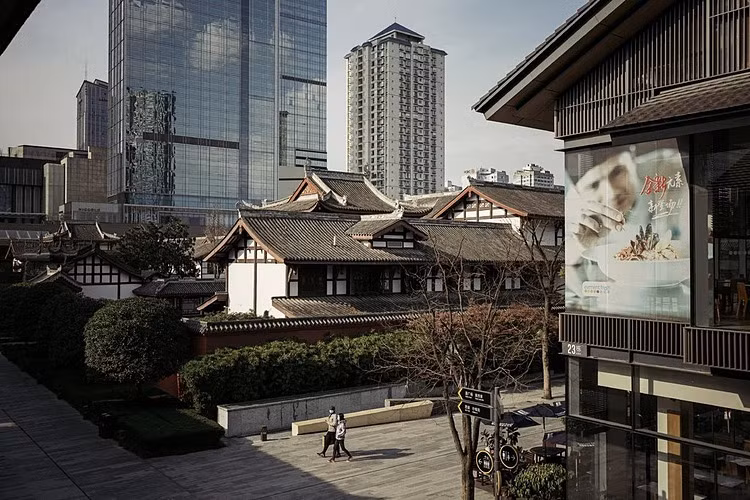 Taikoo Li, một trong những khu vực kinh doanh nhộn nhịp nhất ở Thành Đô, Trung Quốc vào hôm 13/2. Ảnh: NYT Kinh tế Trung Quốc “như châu Âu thời trung cổ”