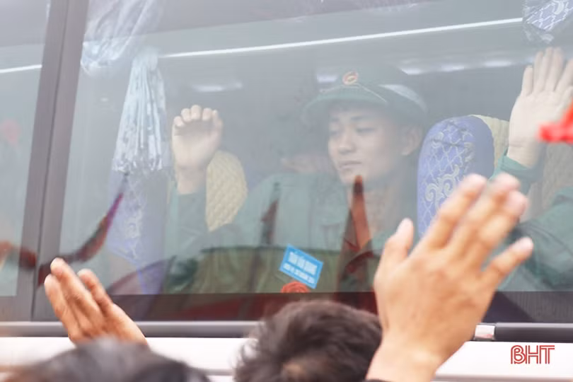 Lãnh đạo Hà Tĩnh chung vui ngày hội tòng quân với tân binh