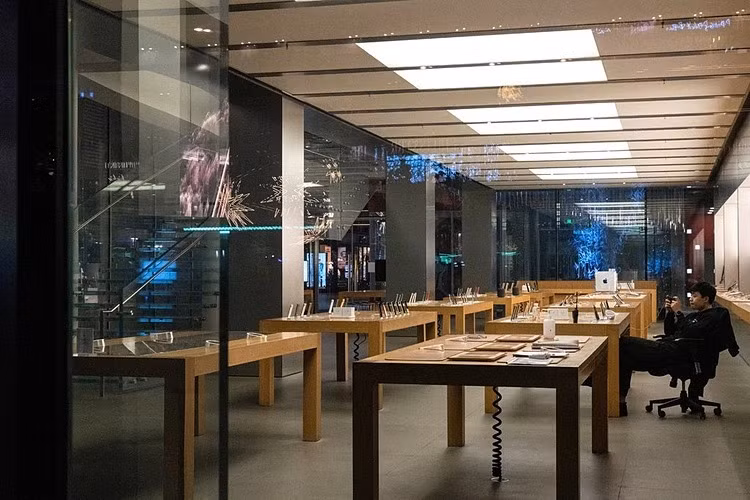 Bên trong một cửa hàng Apple đã đóng cửa tại Bắc Kinh hôm 9/2. Ảnh: NYT Kinh tế Trung Quốc “như châu Âu thời trung cổ”
