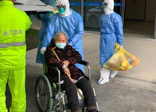 Bà Lu rời khỏi bệnh viện thứ nhất đại học Chiết Giang ở thành phố Hàng Châu, tỉnh Chiết Giang chiều 13/2. Ảnh: CCTV Weibo Người cao tuổi nhất nhiễm nCoV hồi phục