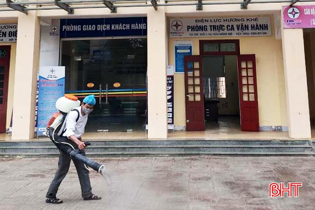 EVN Hà Tĩnh phát khẩu trang, nước rửa tay sát khuẩn cho khách hàng