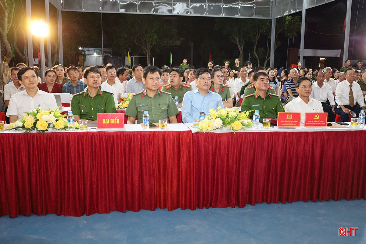Phó Bí thư Thường trực Tỉnh ủy Trần Thế Dũng và các đại biểu tham dự ngày hội. bqbht_br_anh-1.jpg