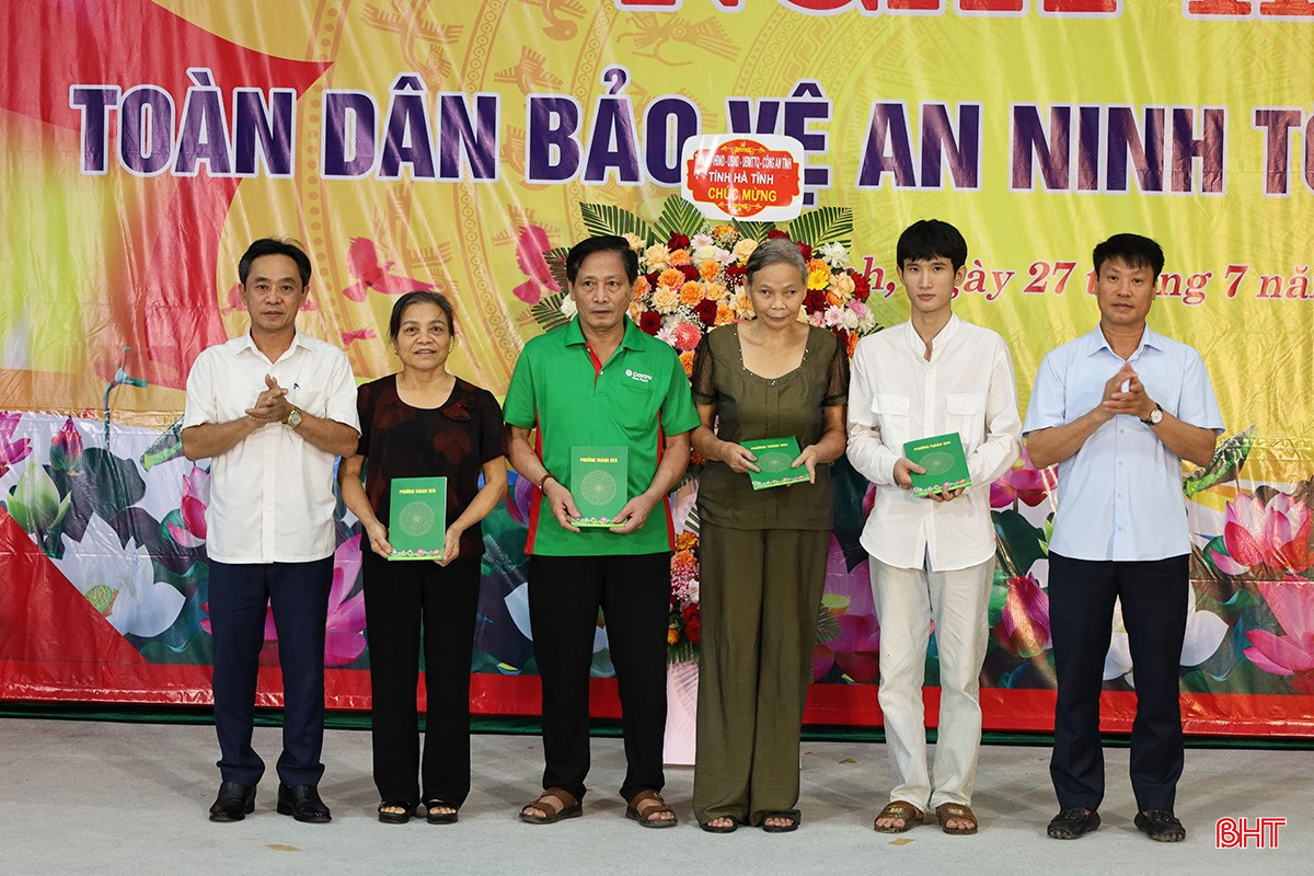 Phó Bí thư Thường trực Tỉnh ủy Trần Thế Dũng trao quà cho các gia đình hoàn cảnh khó khăn trên địa bàn phường. bqbht_br_anh12.jpg