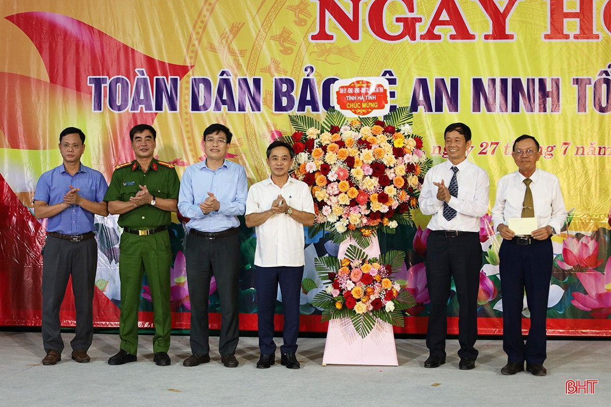 Lãnh đạo tỉnh tặng hoa chúc mừng "Ngày hội toàn dân bảo vệ an ninh Tổ quốc" tại TDP Hòa Linh, phường Thành Sen. bqbht_br_anh-6.jpg
