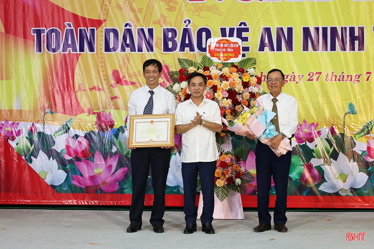 Phó Bí thư Thường trực Tỉnh ủy Trần Thế Dũng trao bằng khen của Chủ tịch UBND tỉnh cho TDP Hòa Linh, phường Thành Sen. bqbht_br_anh-9.jpg