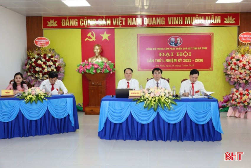 Đoàn Chủ tịch và thư ký chủ trì đại hội. bqbht_br_qd2.jpg