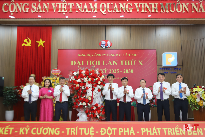 Phó Chủ tịch UBND tỉnh Dương Tất Thắng và các đồng chí trong Đảng ủy UBND tỉnh tặng hoa chúc mừng đại hội. bqbht_br_7.png