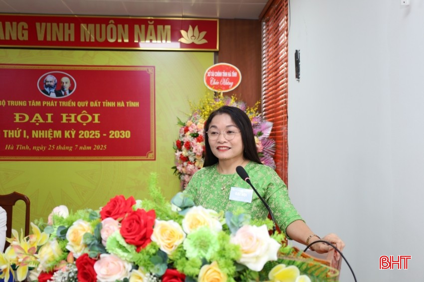 Phó Bí thư chuyên trách Đảng ủy UBND tỉnh Nguyễn Thị Hà Tân phát biểu chỉ đạo tại đại hội. bqbht_br_qd3.jpg