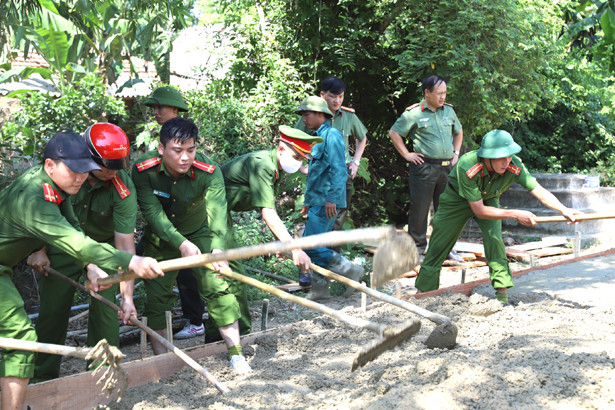 Công an Hà Tĩnh tài trợ xã Lộc Yên 200 triệu đồng xây dựng nông thôn mới
