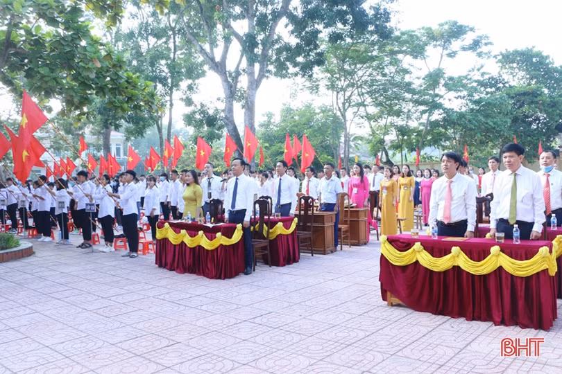 Lãnh đạo Hà Tĩnh chung vui lễ khai giảng năm học mới