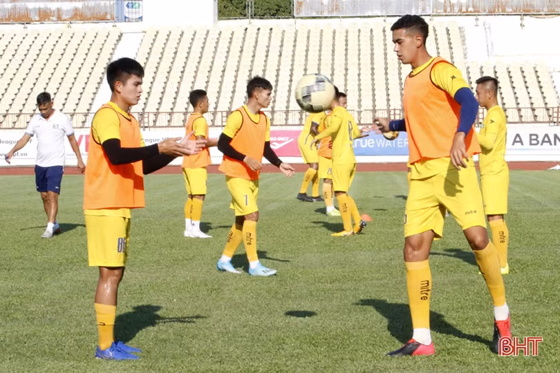 Ghi bàn phút 90, Xuân Mạnh cứu thua cho SLNA trước Hồng Lĩnh Hà Tĩnh