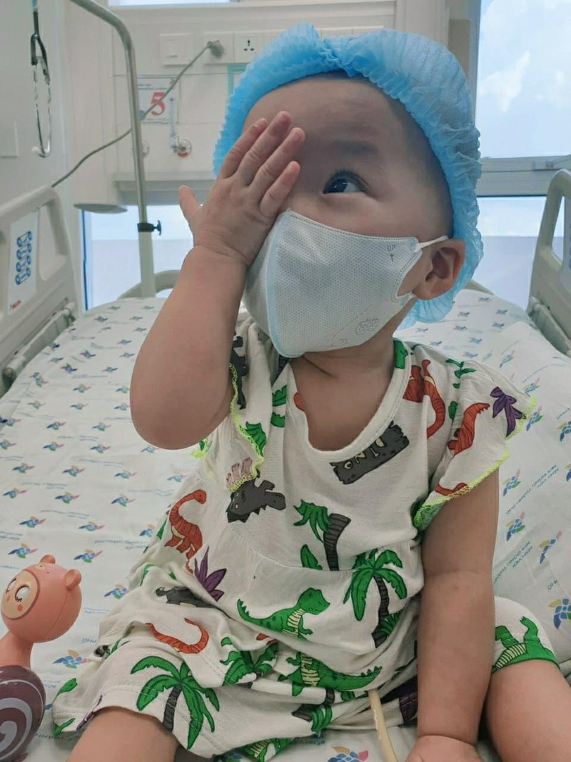 Hình ảnh ngộ nghĩnh của Trúc Nhi - Diệu Nhi khi bỏ nẹp chân, chơi chung giường