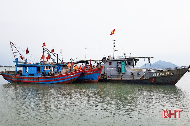 Ngư dân Hà Tĩnh lắp đặt thêm 8 thiết bị giám sát hành trình tàu cá