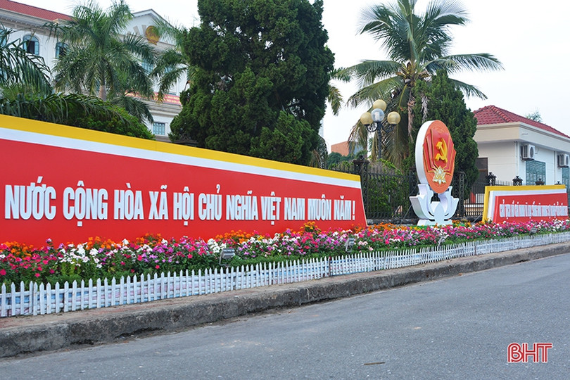 Cờ hoa rực rỡ đón Tết Độc lập ở thành phố Hà Tĩnh