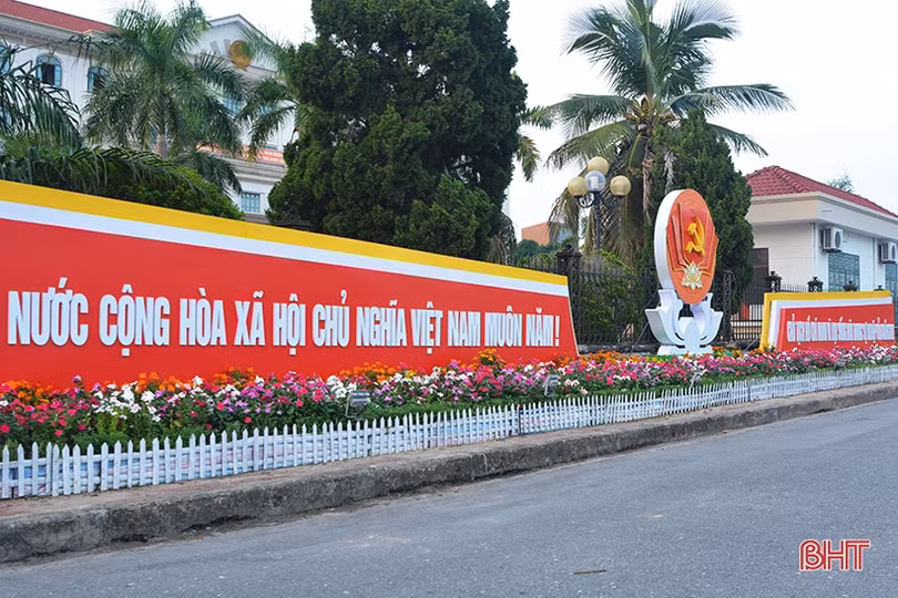 Cờ hoa rực rỡ đón Tết Độc lập ở thành phố Hà Tĩnh