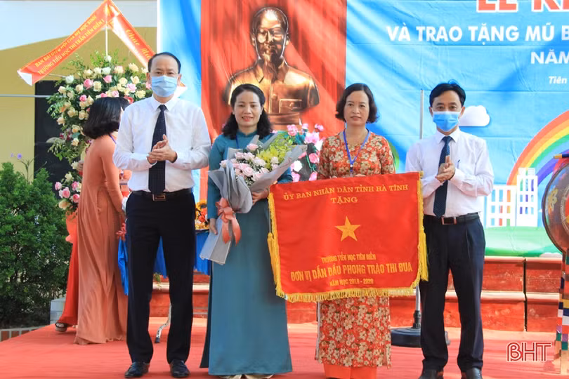 Lãnh đạo Hà Tĩnh chung vui lễ khai giảng năm học mới