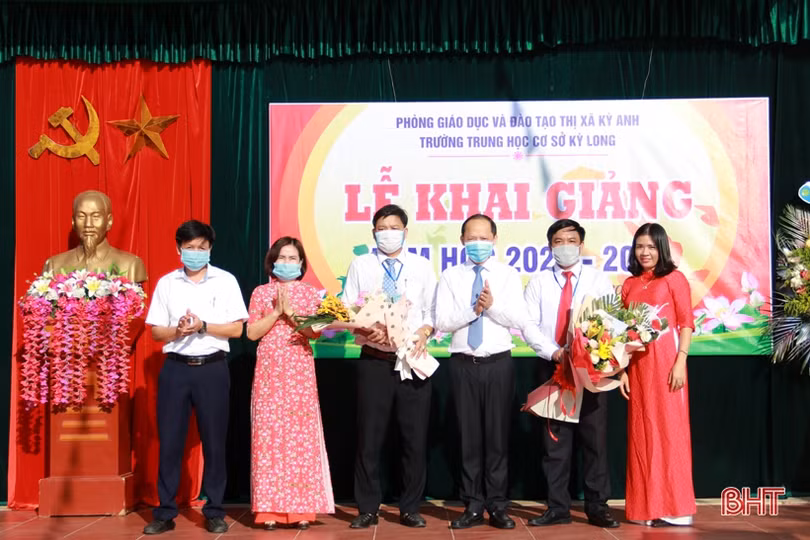 Lãnh đạo Hà Tĩnh chung vui lễ khai giảng năm học mới