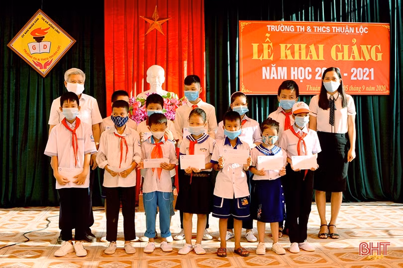 Lãnh đạo Hà Tĩnh chung vui lễ khai giảng năm học mới