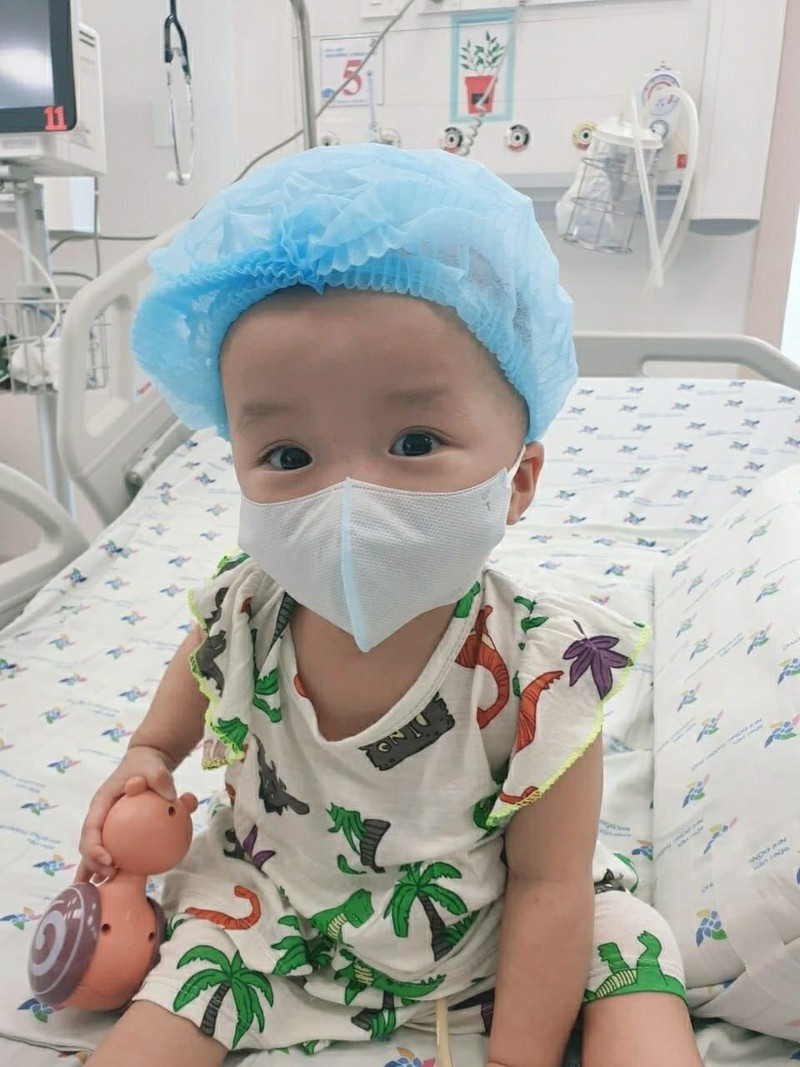 Hình ảnh ngộ nghĩnh của Trúc Nhi - Diệu Nhi khi bỏ nẹp chân, chơi chung giường