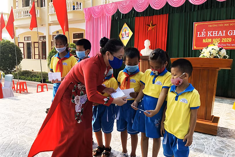 Lãnh đạo Hà Tĩnh chung vui lễ khai giảng năm học mới