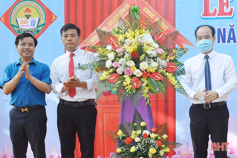 Lãnh đạo Hà Tĩnh chung vui lễ khai giảng năm học mới