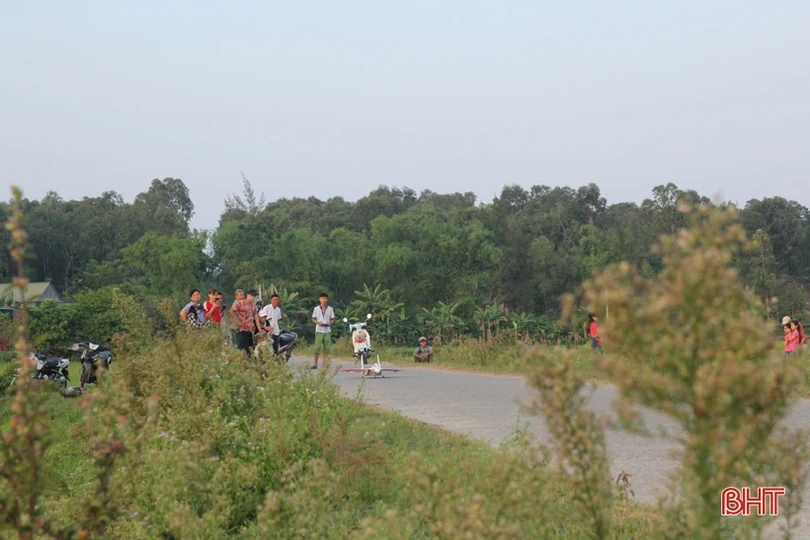 Học sinh trường làng ở Hà Tĩnh sáng chế máy bay mô hình điều khiển từ xa
