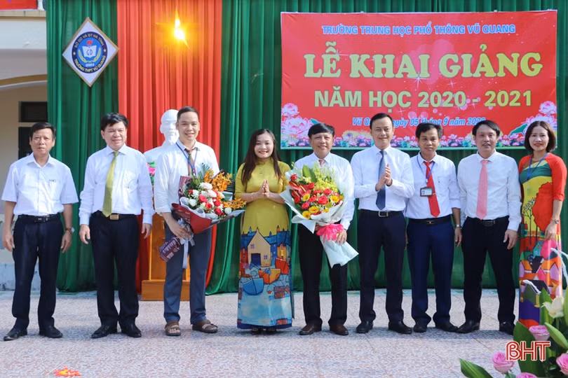 Lãnh đạo Hà Tĩnh chung vui lễ khai giảng năm học mới