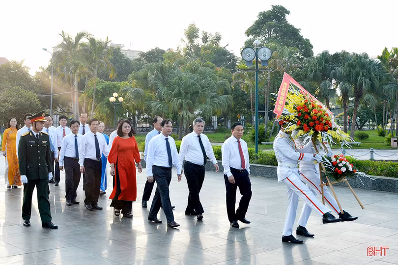 Đoàn đại biểu Hà Tĩnh dâng hương tưởng niệm các Tổng Bí thư Trần Phú, Hà Huy Tập