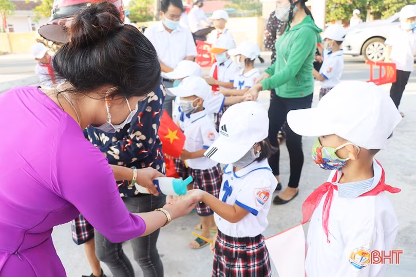 Lãnh đạo Hà Tĩnh chung vui lễ khai giảng năm học mới