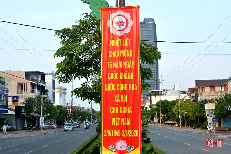 Cờ hoa rực rỡ đón Tết Độc lập ở thành phố Hà Tĩnh