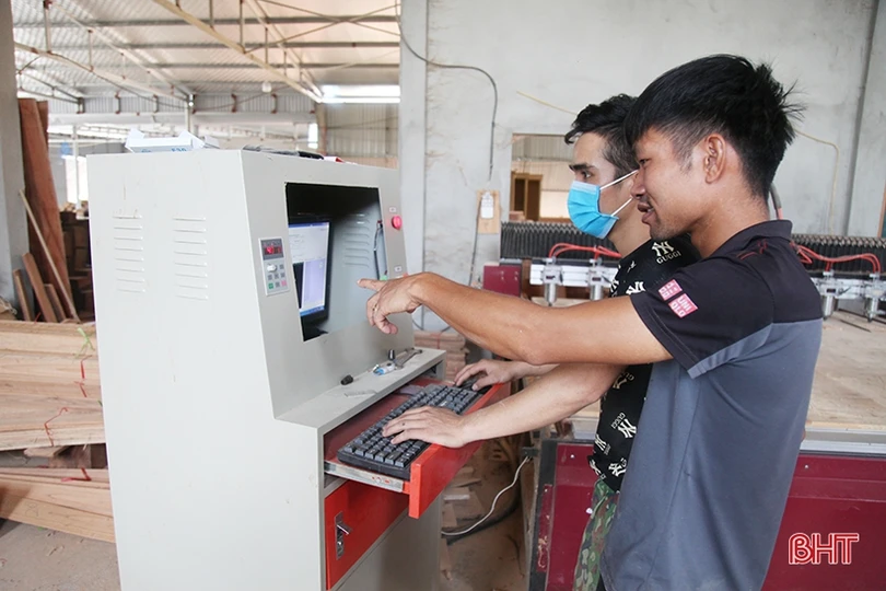 Từ chàng sinh viên lầm lỡ thành ông chủ xưởng nội thất gỗ lớn ở Hà Tĩnh