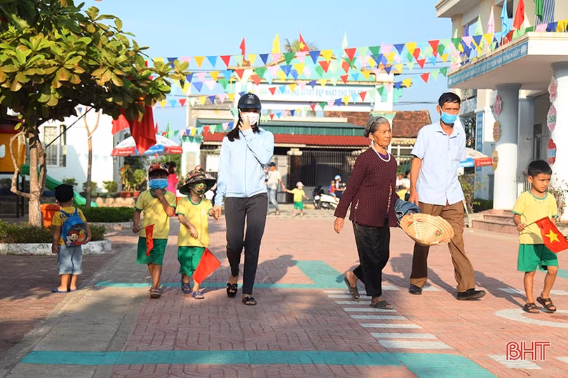 Lãnh đạo Hà Tĩnh chung vui lễ khai giảng năm học mới