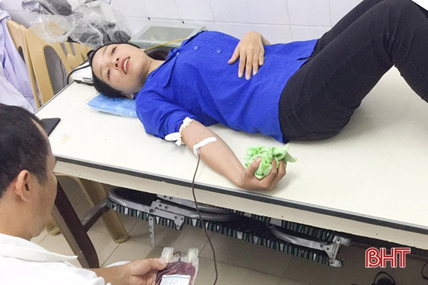 Thiếu úy Công an và Bí thư đoàn xã hiến máu cứu bệnh nhân trong đêm