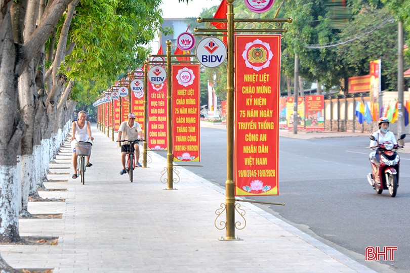 Cờ hoa rực rỡ đón Tết Độc lập ở thành phố Hà Tĩnh