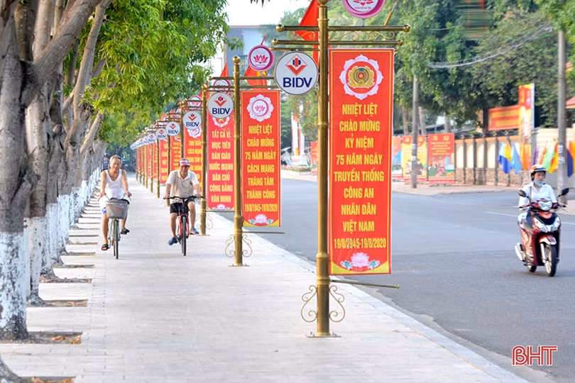 Cờ hoa rực rỡ đón Tết Độc lập ở thành phố Hà Tĩnh