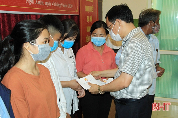 Trao học bổng và quà hỗ trợ 89 giáo viên, HSSV nghèo vượt khó ở Nghi Xuân