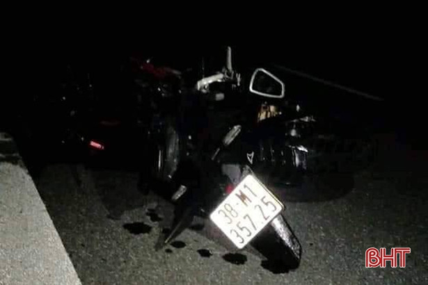 Nam thanh niên tử nạn sau khi lao xe máy vào cột điện bên đường 70 ở Lộc Hà