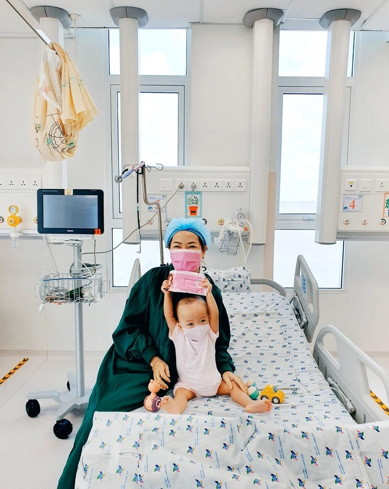 Hình ảnh ngộ nghĩnh của Trúc Nhi - Diệu Nhi khi bỏ nẹp chân, chơi chung giường