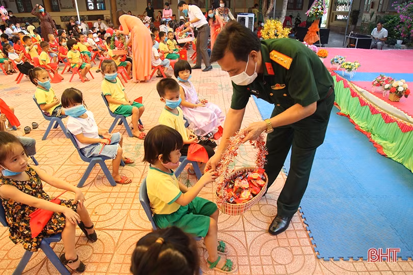 Lãnh đạo Hà Tĩnh chung vui lễ khai giảng năm học mới