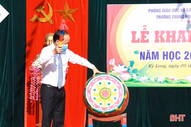 Lãnh đạo Hà Tĩnh chung vui lễ khai giảng năm học mới