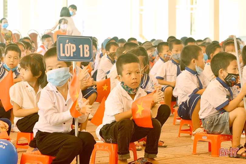 Lãnh đạo Hà Tĩnh chung vui lễ khai giảng năm học mới