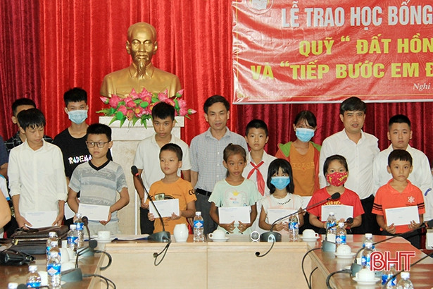 Trao học bổng và quà hỗ trợ 89 giáo viên, HSSV nghèo vượt khó ở Nghi Xuân