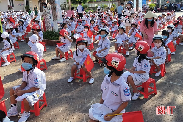 Trao tặng gần 23.000 mũ bảo hiểm cho học sinh lớp 1 đầu năm học mới