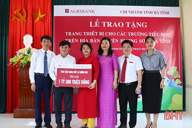 Agribank Hà Tĩnh trao tặng 69 bộ ti vi cho các trường học ở Hương Sơn