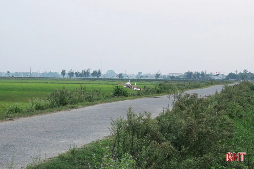 Học sinh trường làng ở Hà Tĩnh sáng chế máy bay mô hình điều khiển từ xa