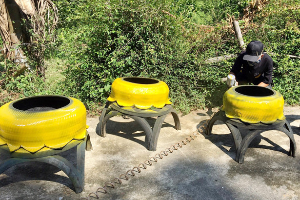 “Biến” lốp xe thành chậu hoa làm đẹp làng quê nông thôn mới ở Vũ Quang