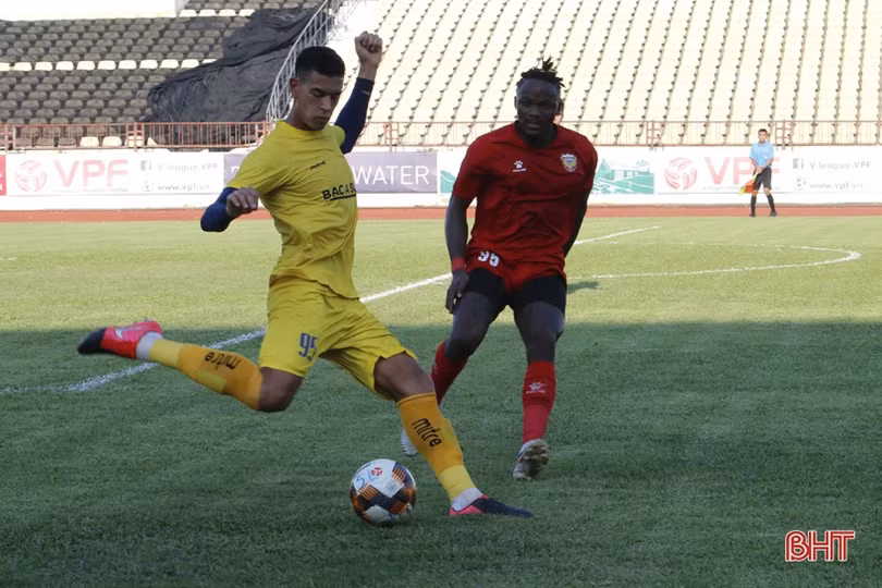 Ghi bàn phút 90, Xuân Mạnh cứu thua cho SLNA trước Hồng Lĩnh Hà Tĩnh